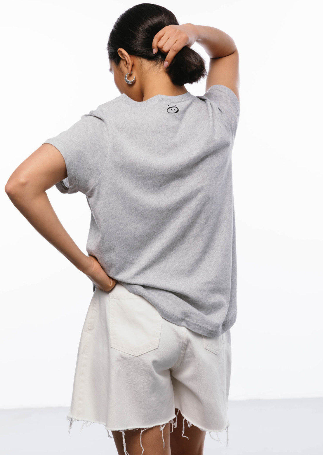 Grey melange basic t-shirt with a round bottom made of jersey
